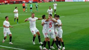 Los jugadores del Sevilla celebran uno de los goles en la reanudación del fútbol.