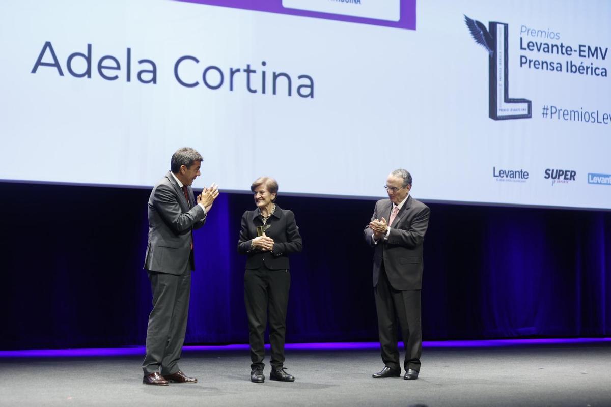 Adela Cortina recibe el premio entregado por Javier Moll y Carlos Mazón.