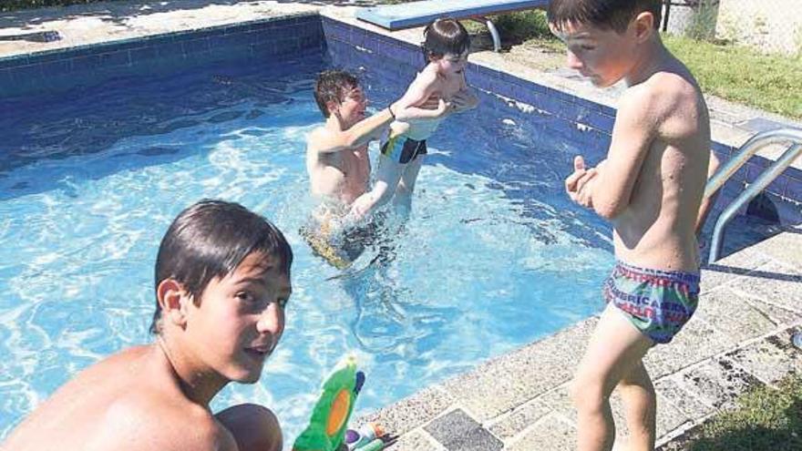 Un grupo de niños se refrescan en una de las decenas de piscinas del rural de Ourense.  // Iñaki  Osorio