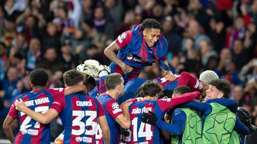 Los jugadores del Barça celebran el 3-1 al Nápoles en Montjuïc marcado por Lewandowski.