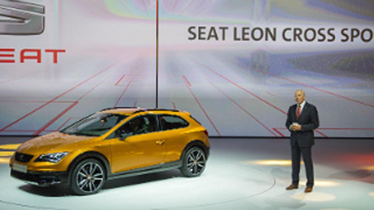 El CEO de Seat, Juergen Stackmann, presenta el nuevo modelo de la factoría, el Leon Cross Sport.