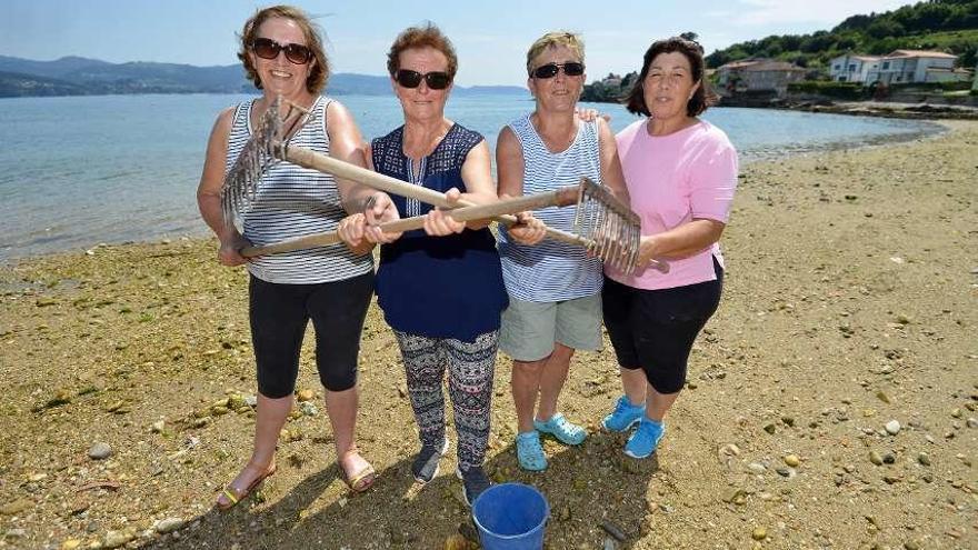 Elena Padín, María Elena González, Elvira Padín y Paz Martínez, en la Praia do Laño, en Poio. // G.S.