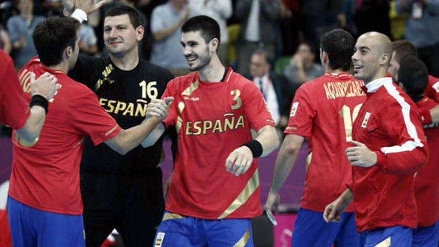 Los jugadores de balonmano celebran la victoria ante Serbia | efe