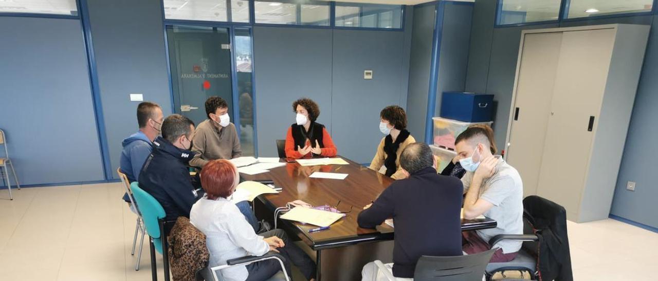 La alcaldesa se reunió con representantes de otras fuerzas políticas para recabar apoyos.