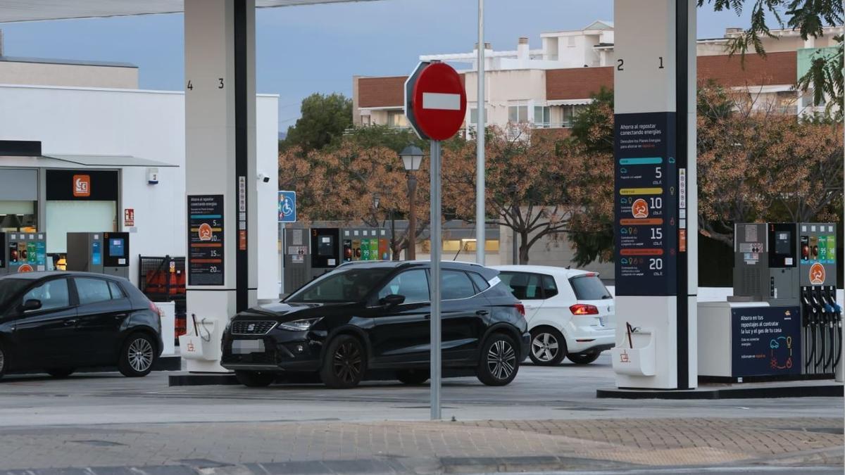 Gasolinera de Rocafort, con las viviendas al fondo