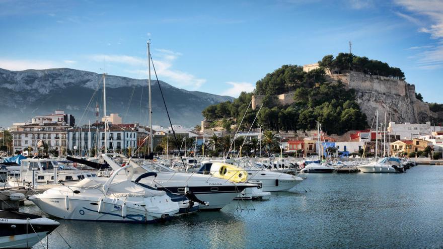 Vista del port i part de la ciutat de Dénia, capital de la Marina Alta, amb el Montgó al fons.