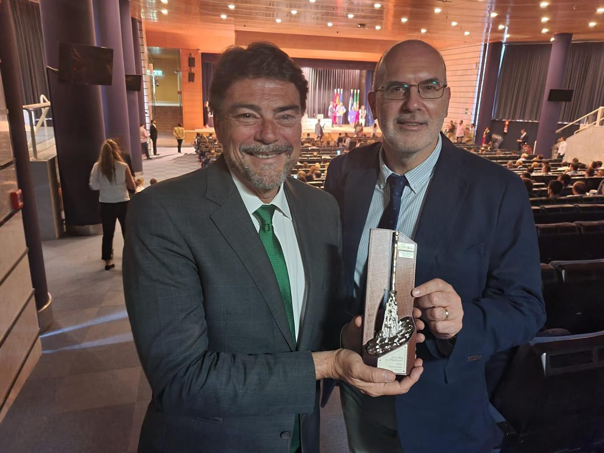 Barcala y el edil de Limpieza, con el galardón recogido este miércoles en Madrid