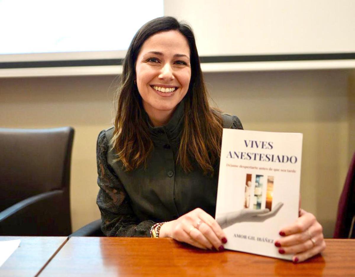 Amor Gil, médica especialista en Anestesiología, con un ejemplar de su libro, 'Vives anestesiado: Déjame despertarte antes de que sea tarde', presentado recientemente en el Real Casino de Murcia