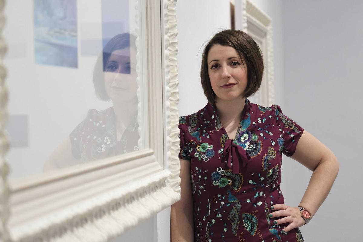 La artista Gema López junto a una de sus obras.