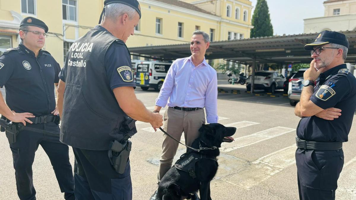 La unidad canina cuenta con tres perros. 'Morgan', en la imagen junto al edil Ortolá, su instructor y el comisario de la Policía Local.