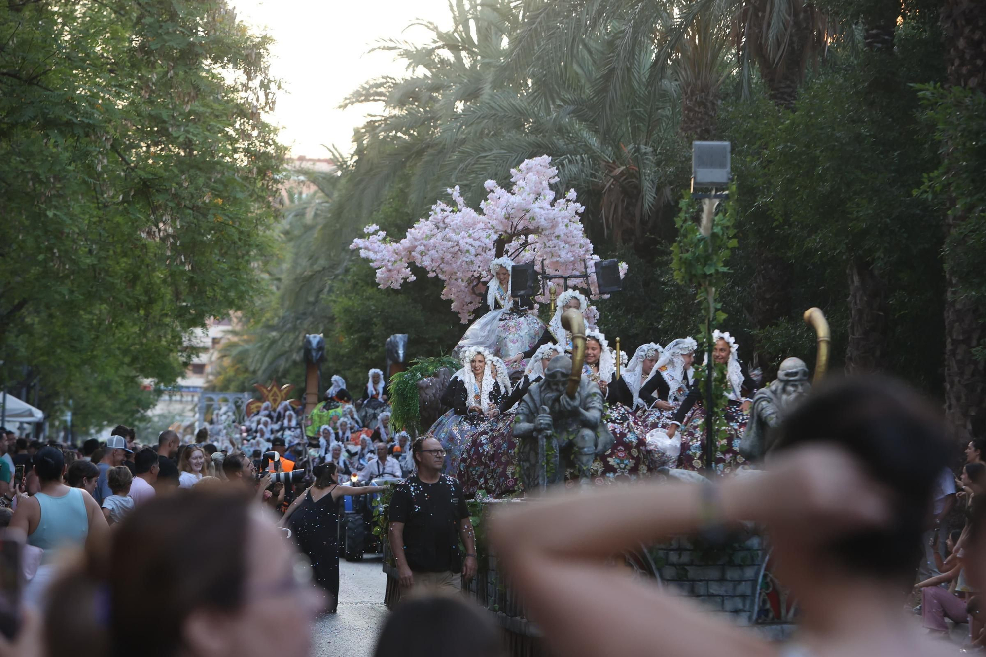 El Coso Multicolor llena Alicante de color en su nuevo recorrido