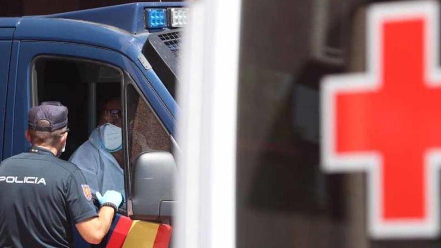 Agentes de la Policía Nacional custodian el centro de acogida de Cruz Roja, foco del rebrote de Covid-19.