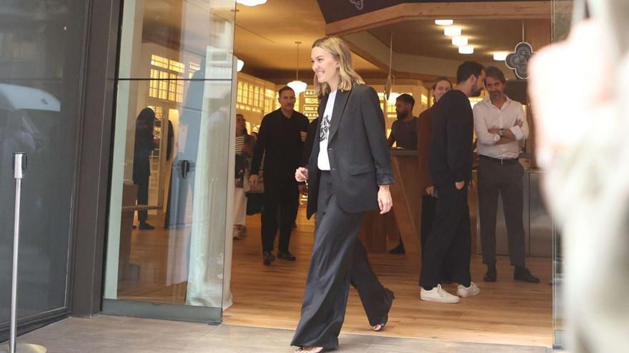 Arriba, Marta Ortega saliendo de la tienda. Abajo, con el CEO, Óscar García Maceiras, y otros empleados. | Iago López