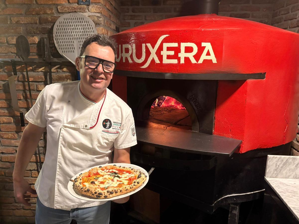El langreano, con una pizza recién horneada.