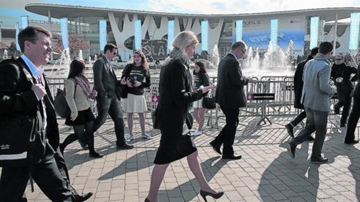 Visitantes de la última edición del Mobile World Congress en el recinto de Gran Via de Fira de Barcelona.