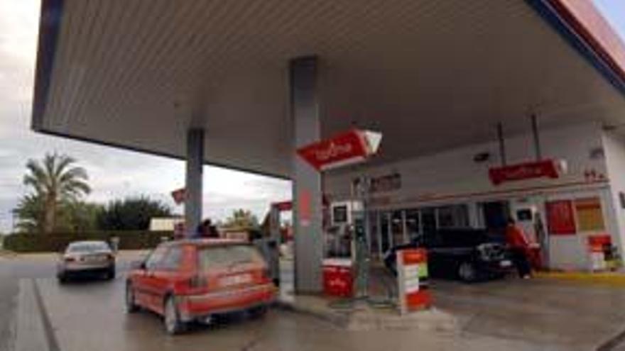 Dos encapuchados atracan en dos horas una gasolinera de Matola y una panadería de Elche