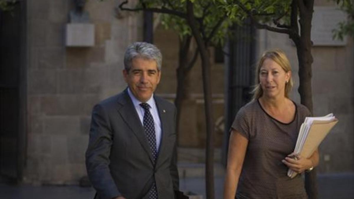 El 'conseller' de Presidència, Francesc Homs, y la vicepresidenta, Neus Munté, ayer en el Palau.