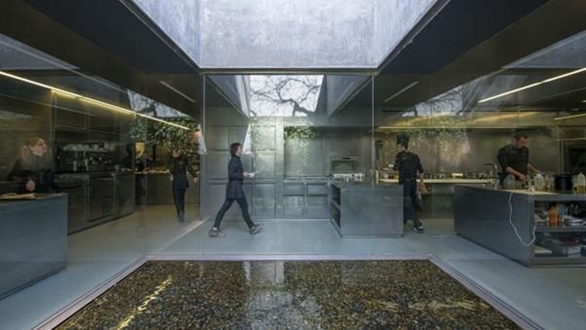 El bello interior de Les Cols desde el exterior