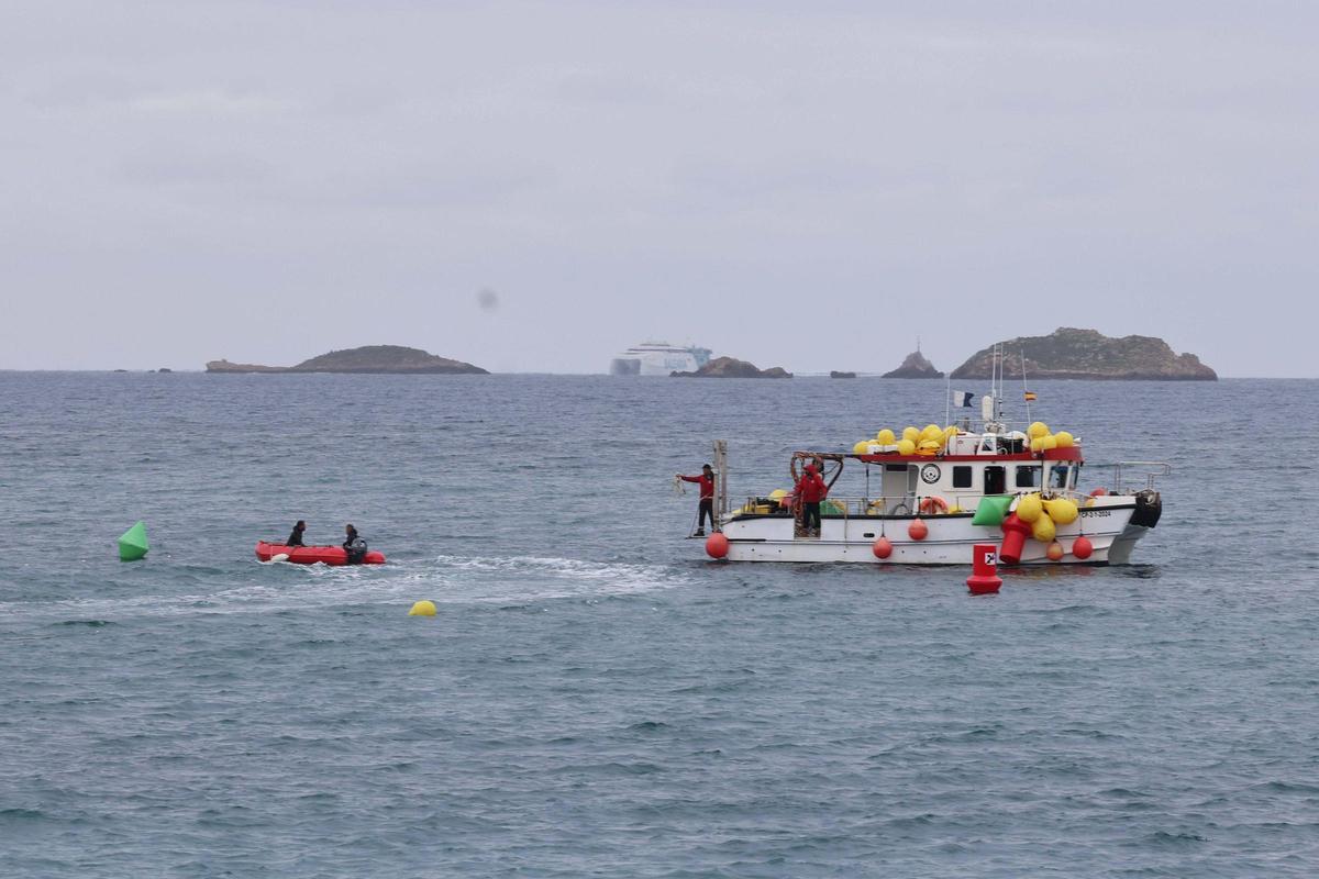 Trabajos de limpieza en la Xanga y Platja d’en Bossa de los restos del yate incendiado en Ibiza