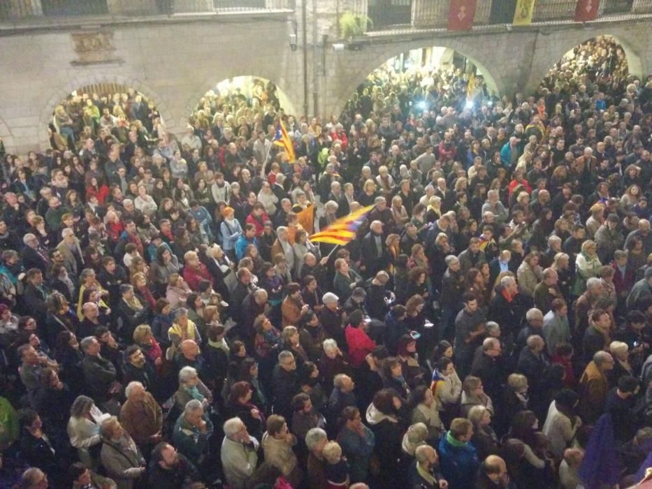 Concentració a la Plaça del Vi per reclamar l''alliberament dels consellers cessats