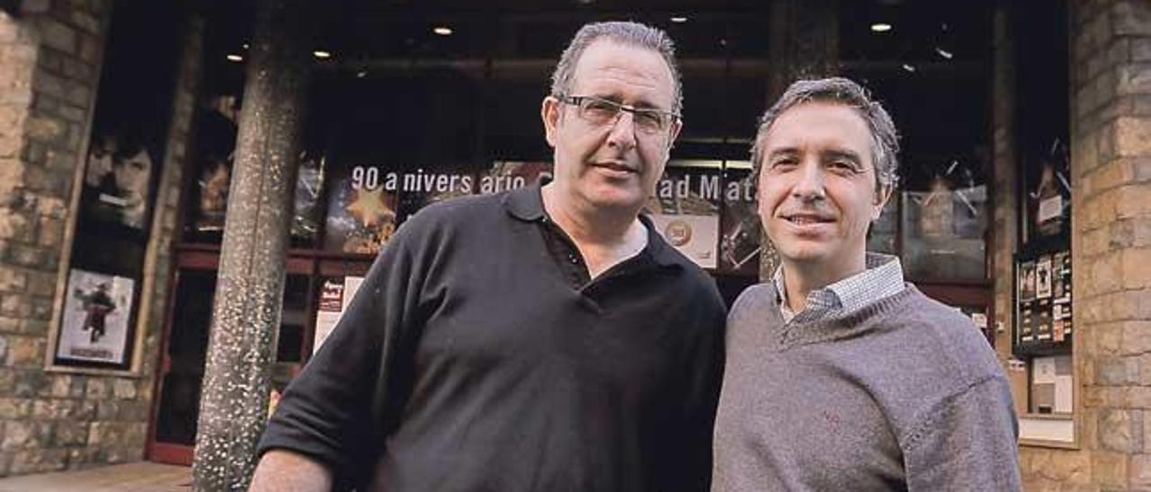 Juan Ramis y Javier Salom posan a las puertas del cine Rívoli de Palma. B. Ramón
