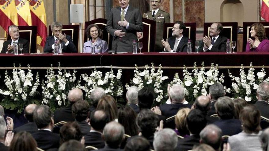 El Rey don Juan Carlos recibe el aplauso de los asistentes a la conmemoración de «la Pepa» ayer en Cádiz.