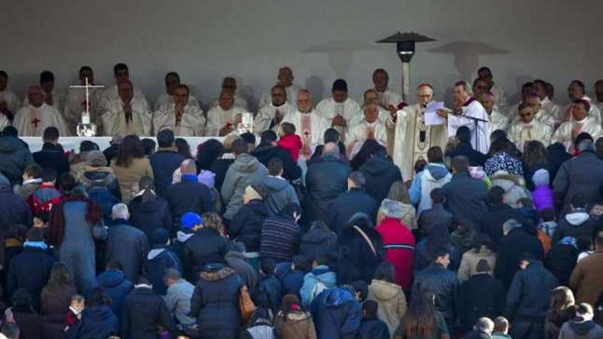 Rouco bendice a las cien familias que el Papa mandará a misiones. / efe