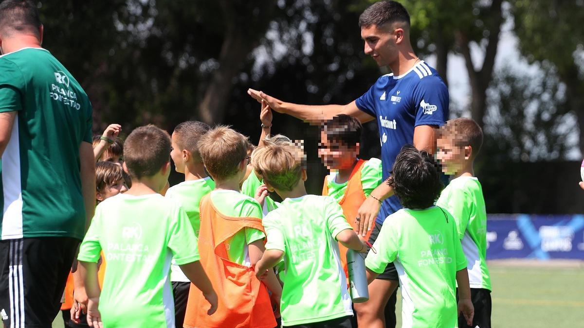 Ferran Torres, durante su campus en Foios