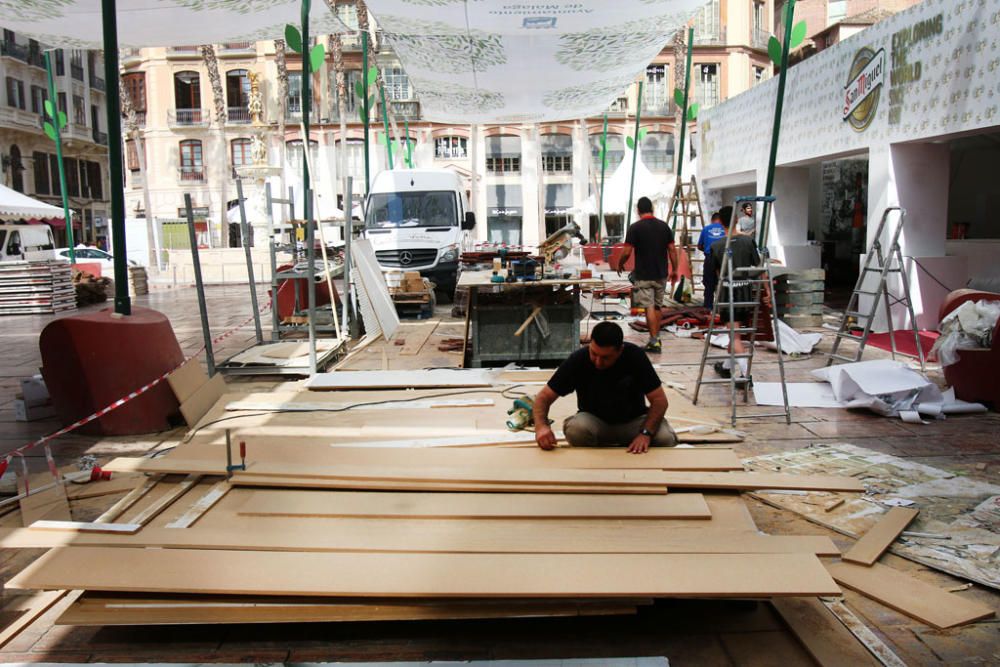 Bares, restaurantes y casetas del Centro Histórico de la ciudad se engalanan y abastecen en las horas previas al inicio de la Feria de Málaga