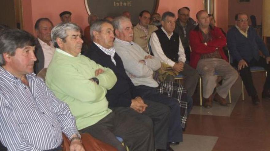 Asistentes a una de las asambleas de los canales de regadío organizada en Toro.