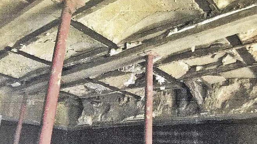 El techo de la sala de los Pasos Perdidos del Parlament con los puntales que evitan su derrumbe.