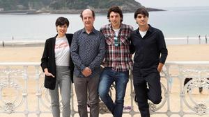 Loreto Mauleon, Mikel Laskurain, Jon Olivares y Eneko Sagardo, protagonistas de ’Patria’, en un descanso del rodaje de la serie en San Sebastián.