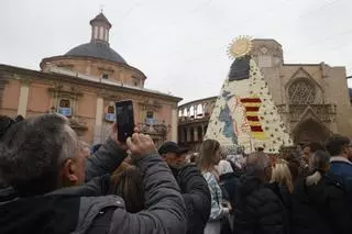 Cientos de personas se acercan a visitar el manto de la Virgen