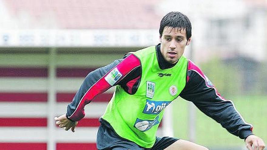 El lateral zurdo Roberto Canella, durante un entrenamiento en Mareo.