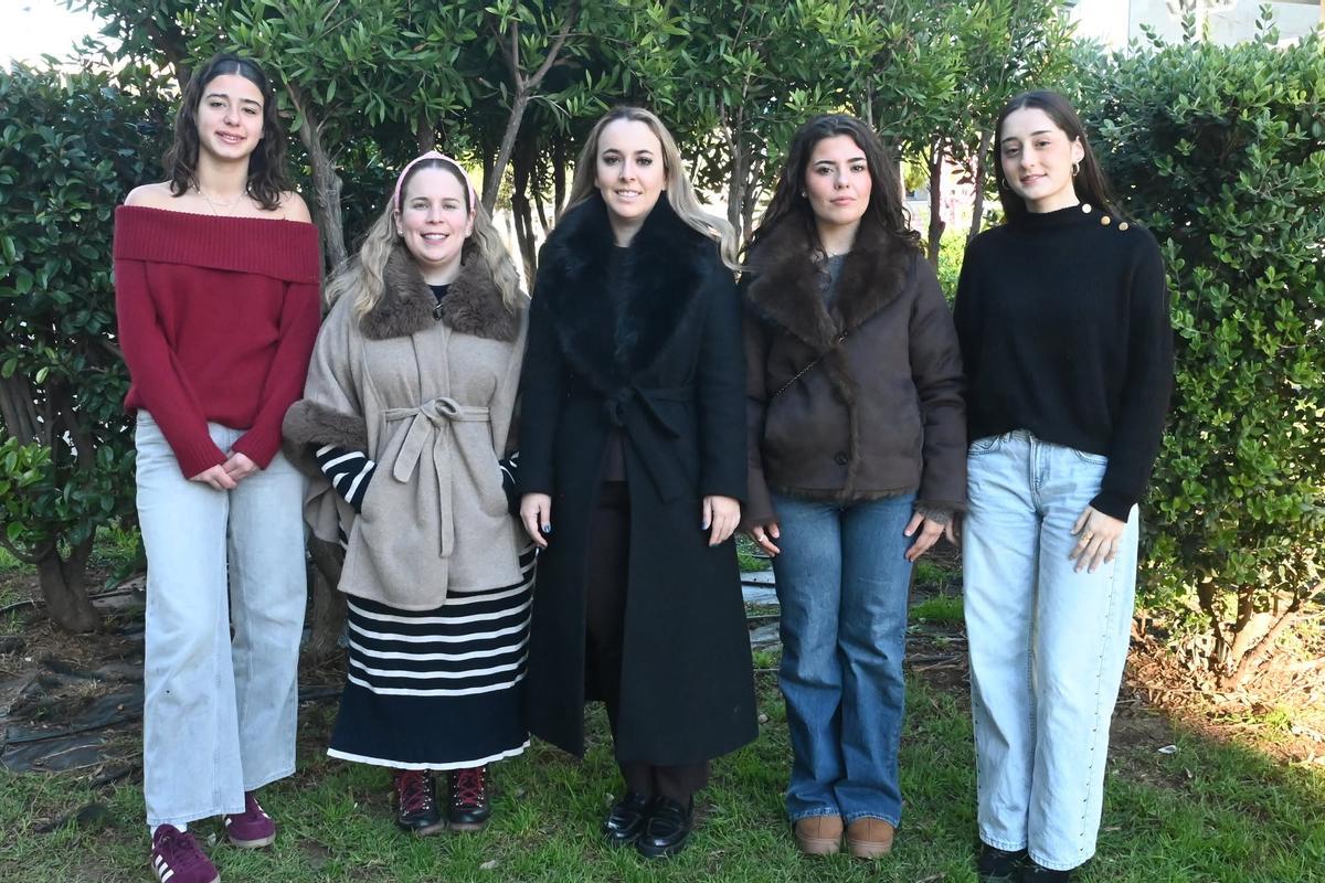 Yasmina, amb la seua cort d'honor per a la setmana gram 2026, a la plaça España.