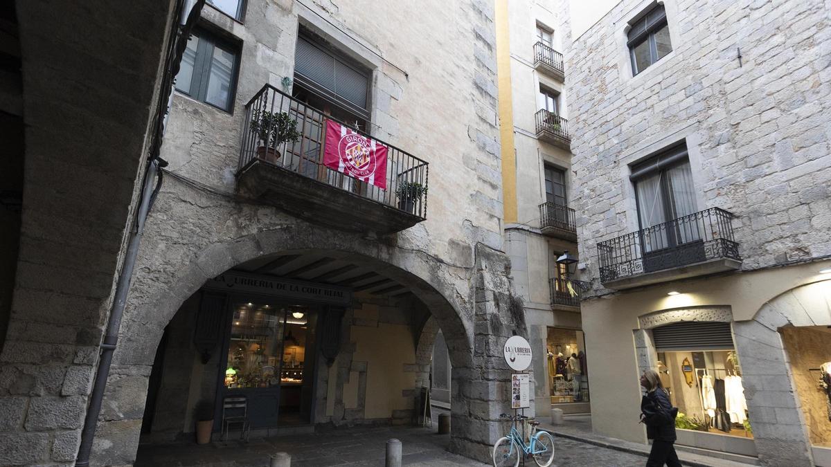 Una bandera del Girona, en las calles de la ciudad.