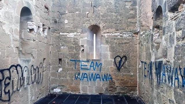 Aparecen varias pintadas en  el castillo de Montearagón