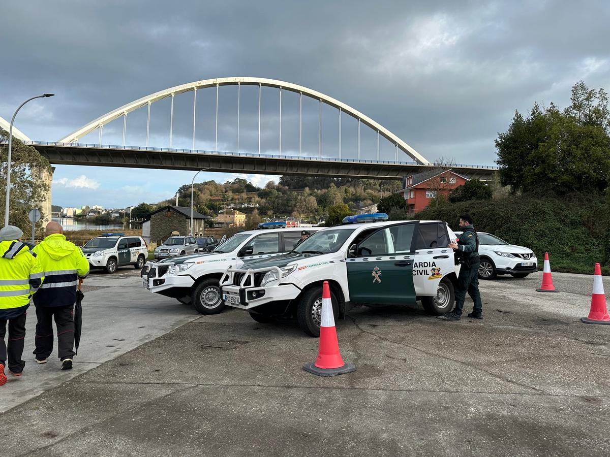 Patrullas de la Guardia Civil llegadas de puestos de la comarca, Oviedo y Gijón.
