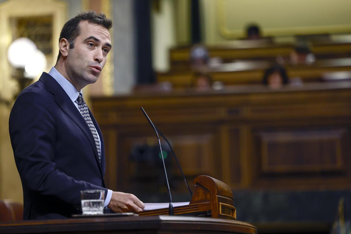 El ministro de Economía, Carlos Cuerpo, en la tribuna del pleno del Congreso de los Diputados.