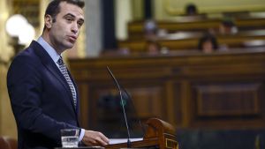 El ministro de Economía, Carlos Cuerpo, en la tribuna del pleno del Congreso de los Diputados.
