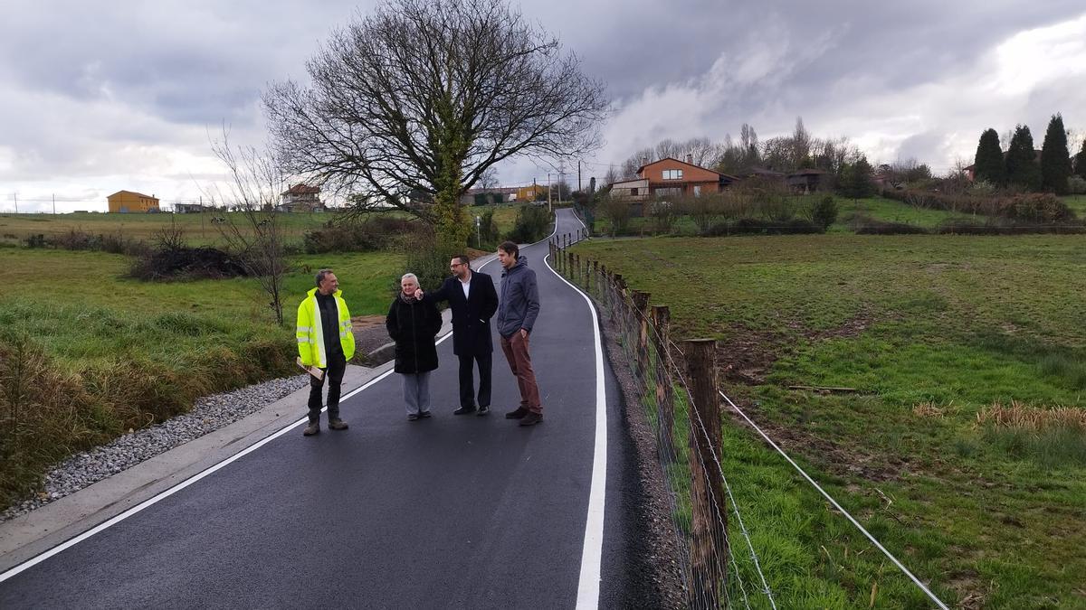 La concejal de obras, Eva Maríá Pérez, segunda por la izquierda, junto a técnicos municipales y un responsable de la empresa que ha ejecutado los trabajos en Pruvia