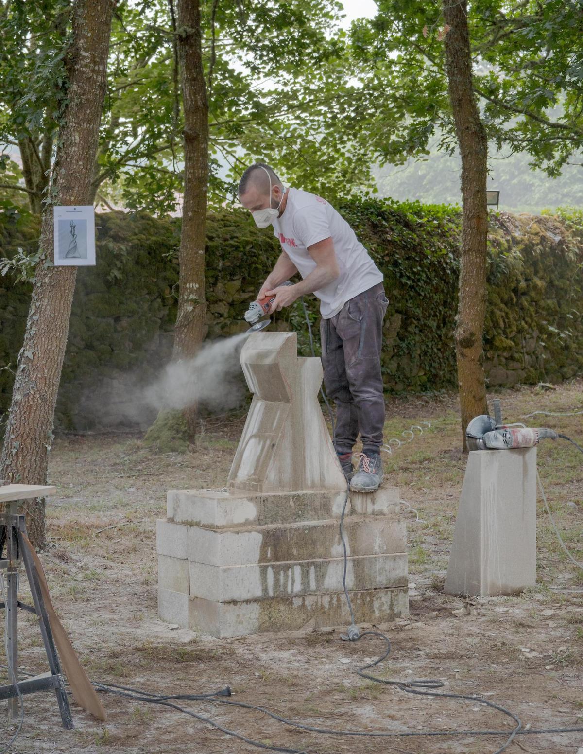 El cantero ribeirense José Sampedro Caamaño trabajando en la realización de la escultura que resultaría premiada.