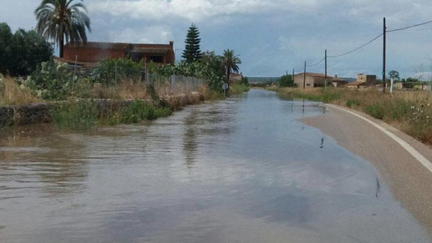 Intensa lluvia deja incluso inundaciones en la comarca del Migjorn