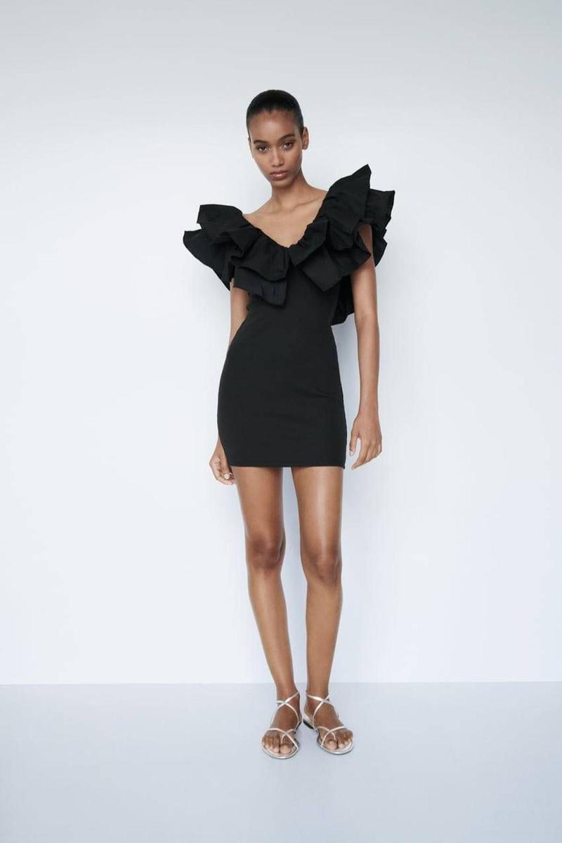 Vestido entallado con escote de volantes