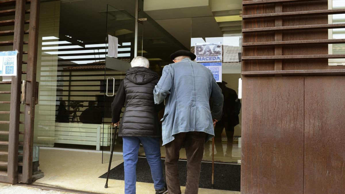 Una pareja de ancianos a su llegada a un centro de dalud