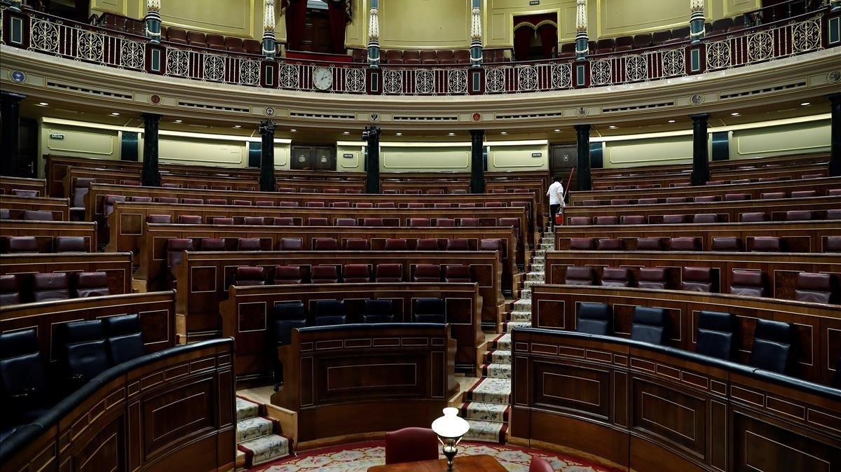 Vista del hemiciclo del Congreso vacío, en febrero, tras la última sesión previa a las pasadas elecciones generales.