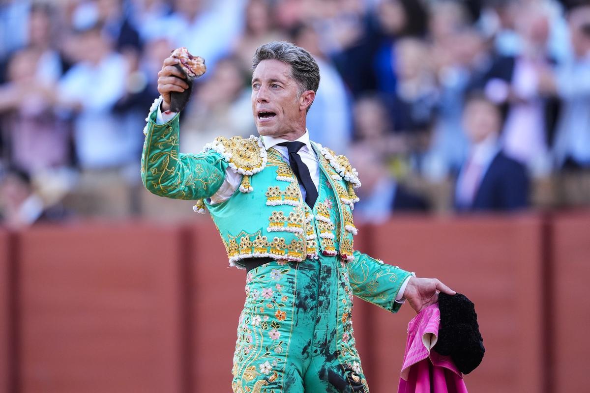Manuel Escribano muestra su oreja, la única lograda en la corrida de este domingo en Sevilla