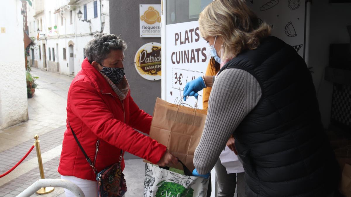 Pla obert d&#039;una de les dones en situació vulnerable de Tossa de Mar rebent un menú solidari de Patrick&#039;s Bakery