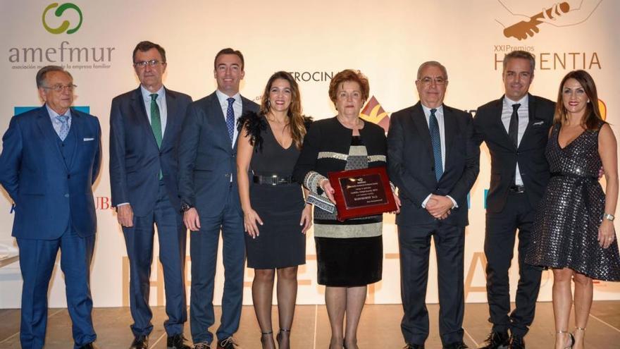El presidente de Honor de Amefmur, Tomás Fuertes, y el alcalde de Murcia, José Ballesta (izquierda), entregaron el galardón que acredita a Marvimundo como Empresa Familiar del Año.