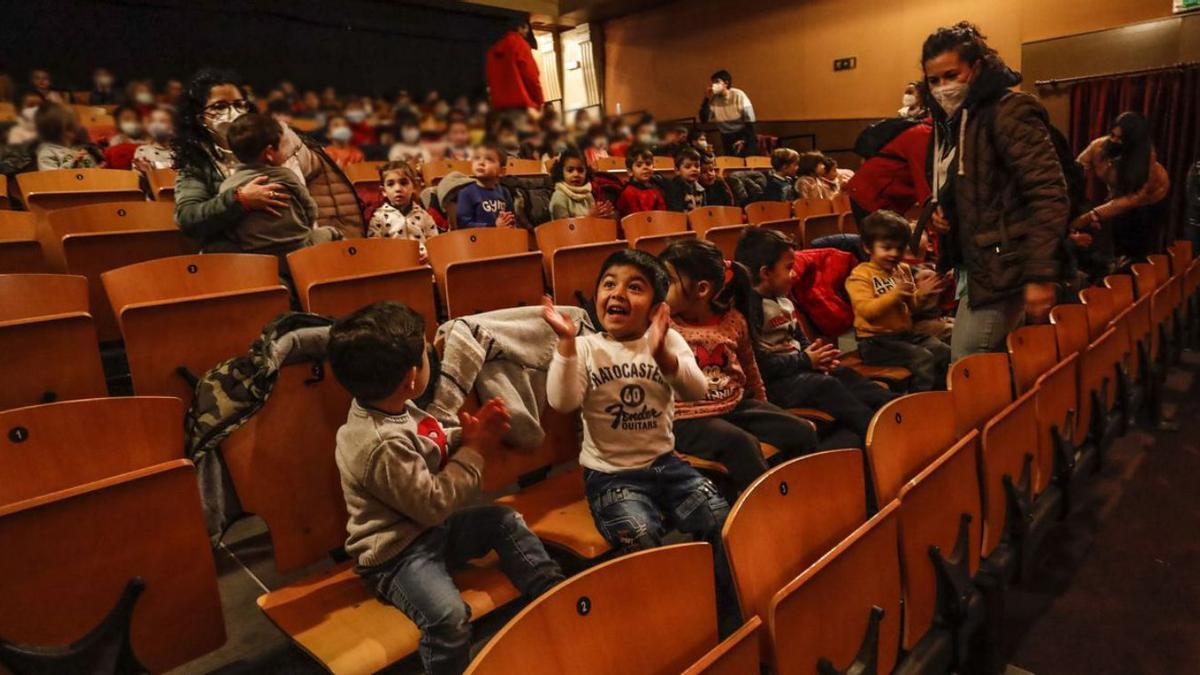 Los primeros escolares asisten a una campaña del Belén de Tirisiti marcada por las estrictas medidas de seguridad anticovid. |